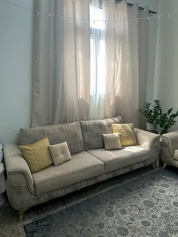 Beige 8-seater sofa set with cushions - excellent condition with free delivery