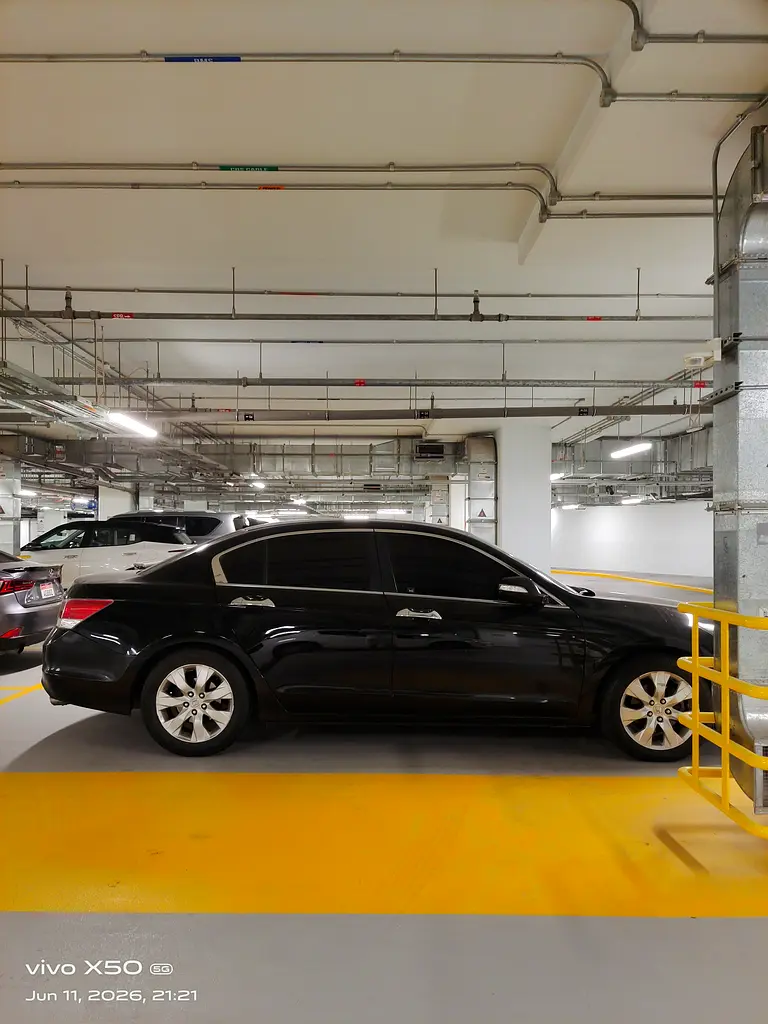Honda Accord 2010 — photo 1 of 6