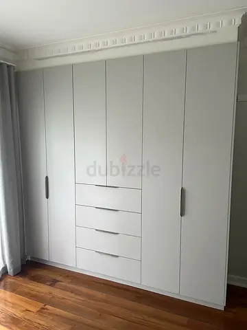 Built-in White 6-Door Wardrobe with 4 Central Drawers
