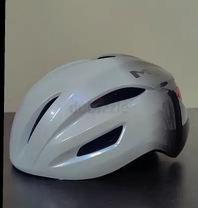 Lightweight adult bicycle helmet with vents — good condition