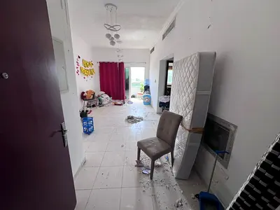 • بلكونة بإطلالة مفتوحة وجميلة • مطبخ عملي بتقسيم مميز • تكييف وتبريد مركزي • مساحات داخلية واسعة جداً