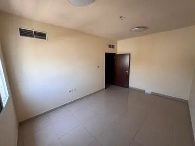 عقار سكني بمساحة كبيرة وصالة منفصلة مع غرف ماستر وخزانات بالحائط وتكييف مركزي وصيانة على المالك | موقع VIP في الجرف 2 ومخرج سهل لمحمد بن زايد وتسهيلات