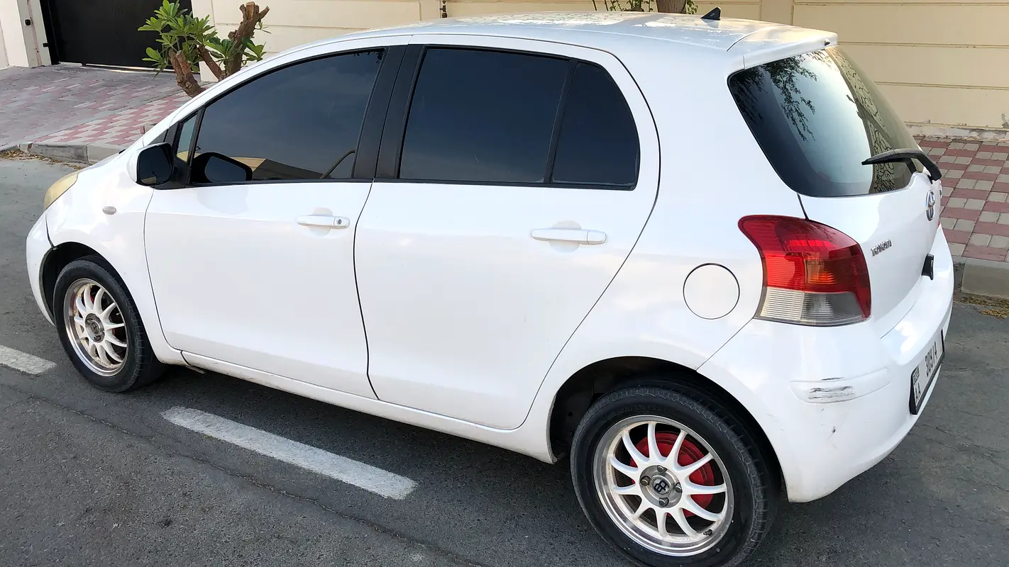 Toyota Yaris 2011 — photo 1 of 14