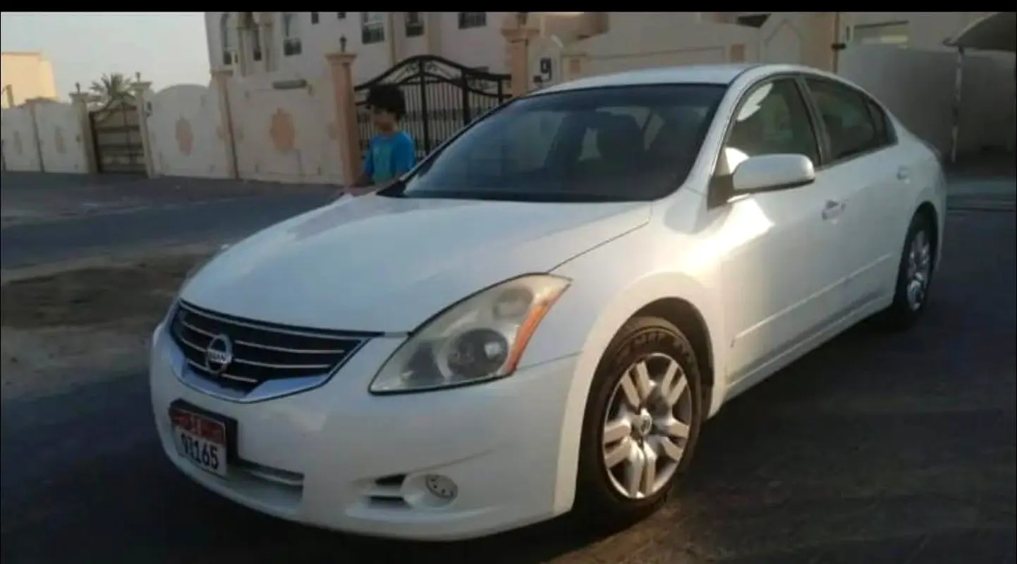 Nissan Altima 2011 — photo 1 of 8