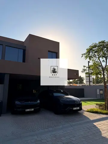 Spacious luxurious lush 3bhk townhouse corner huge garden maid room closed kitchen laundry room