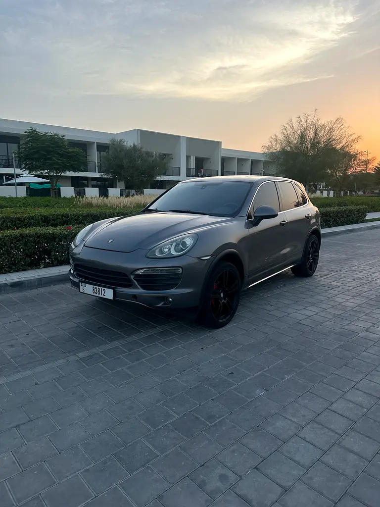 Porsche Cayenne 2012 — photo 1 of 5
