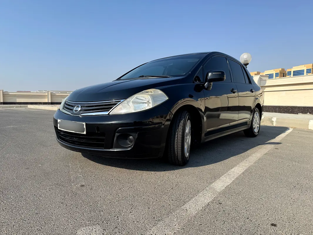 Nissan Tiida 2012 — photo 1 of 7