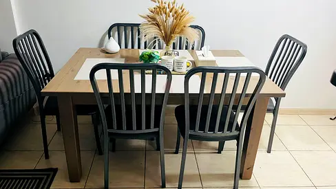 6-seater wooden extendable dining table with metal chairs - good condition