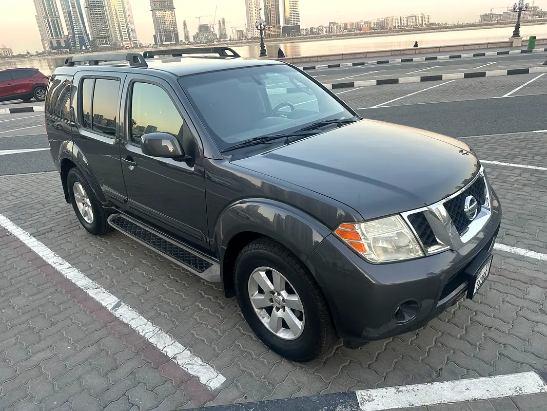 Nissan Pathfinder 2011 — photo 1 of 16
