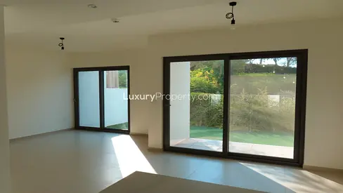 Vacant | Single Row | Landscaped