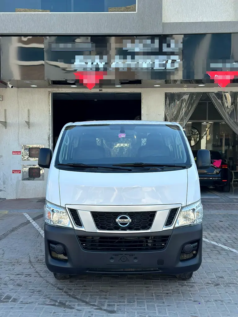Nissan Urvan 2018 — photo 1 of 9