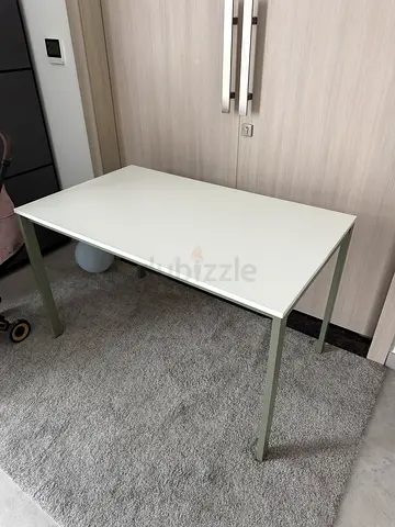 Simple white study/desk in good condition