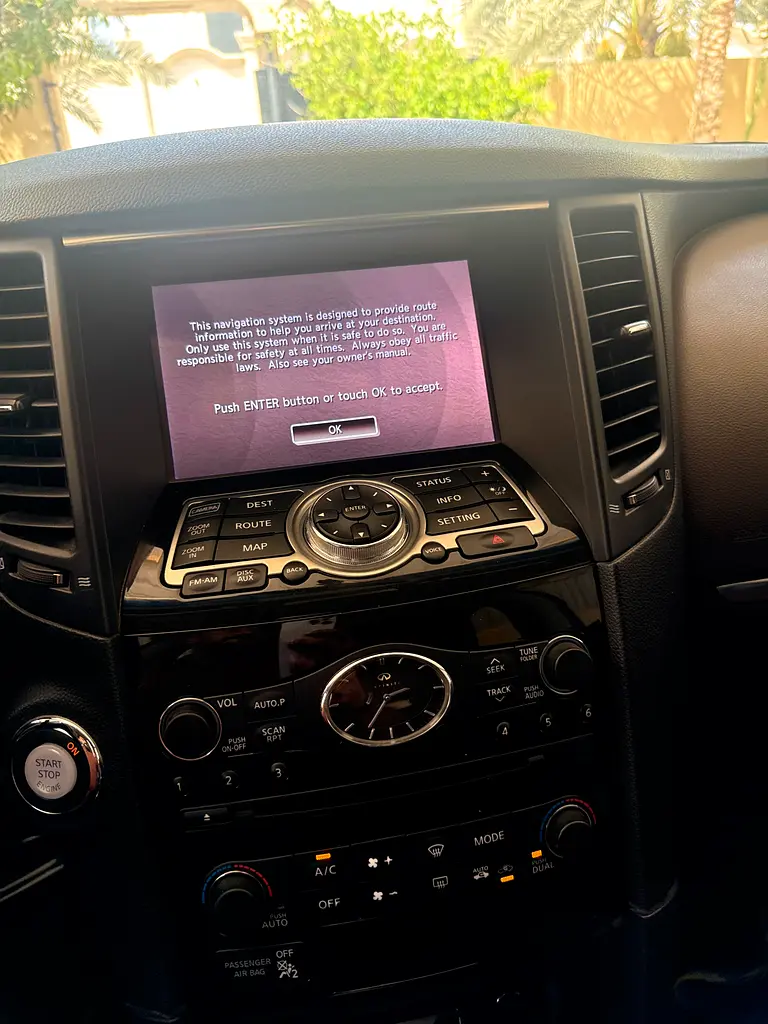 Infiniti QX70 2016 — photo 1 of 3
