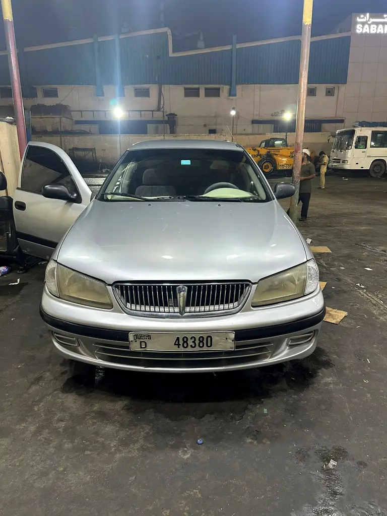 Nissan Sunny 2002 — photo 1 of 9