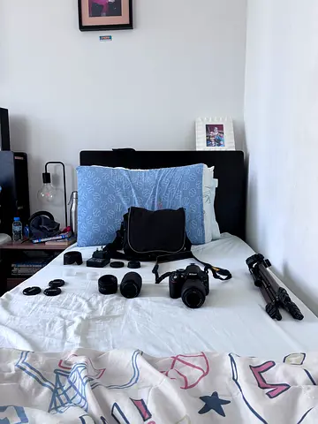 Nikon D5200 for sale comes with two extra lenses bag and stand from Hama