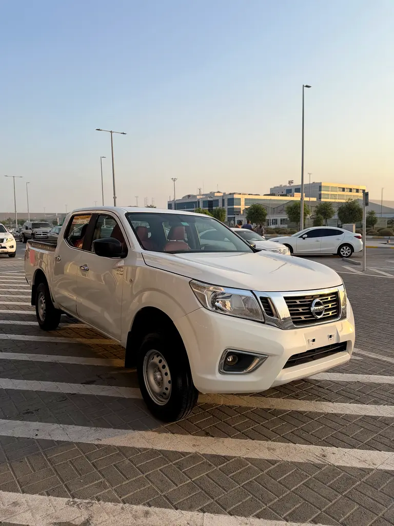 Nissan Navara 2017 — photo 1 of 8