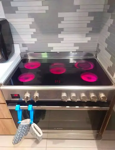 Bosch Italian series 8 cooking range Electric Ceramic Hob with Oven - Good Condition, delivery free