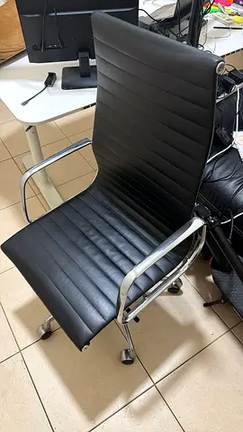 Comfortable office chair with wheels