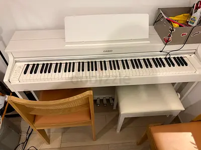 Casio piano in white - with its white chair - Excellent working condition - as new