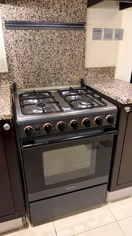 Toshiba freestanding gas cooker with oven - good working condition
