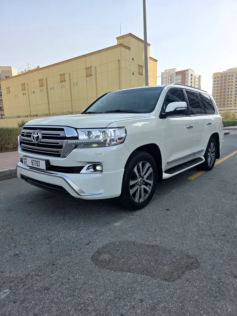 Toyota Land Cruiser 2017 — photo 1 of 17
