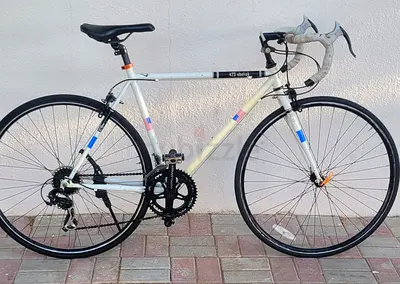 Lightweight vintage road bike — 700c drop-bar commuter in good condition