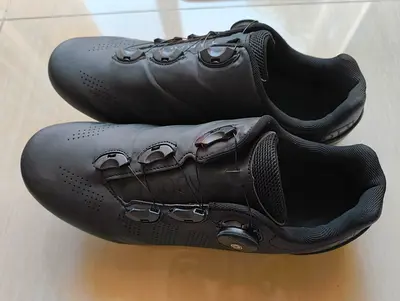 Tabolu Cycling shoe with cleats