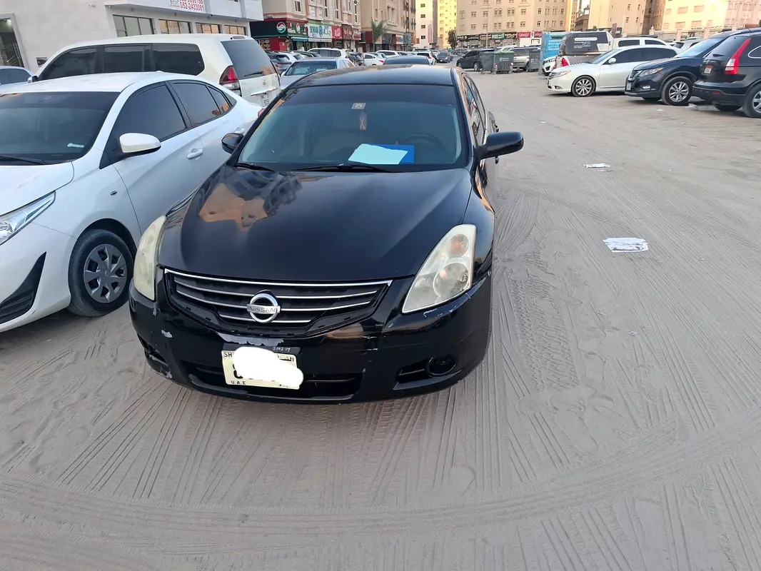 Nissan Altima 2010 — photo 1 of 10