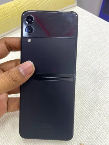 Samsung Galaxy Z Flip (Foldable) - Good Condition, Dual Cameras