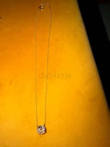 Delicate gold chain necklace with single clear pendant (pre-owned)