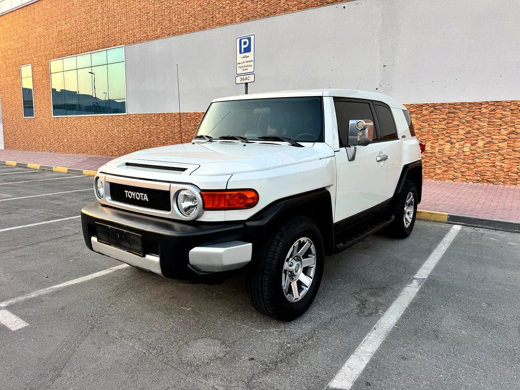 Toyota FJ Cruiser 2014 — photo 1 of 20