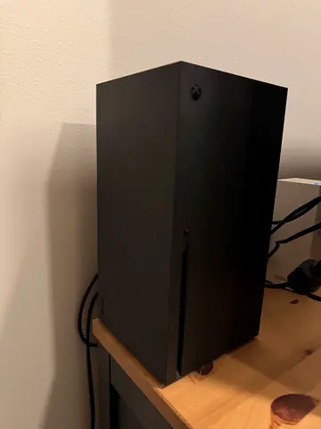 Xbox Series X - 1 TB + 2 controllers and battery charger