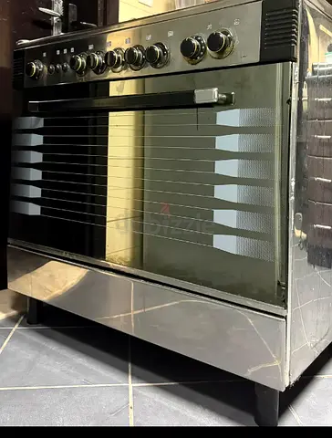 Used freestanding gas oven with 5 burners - good working condition