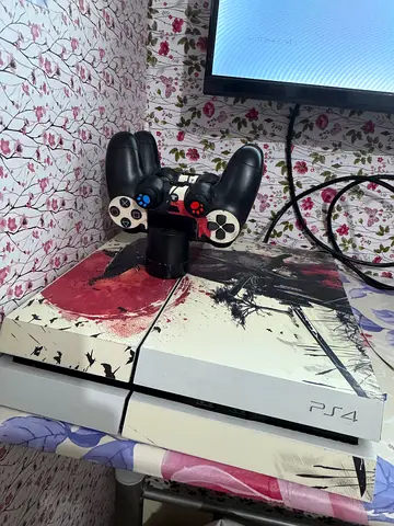 Sony PS4 Standard 500GB with Two Controllers and 7 offline games (White skin)