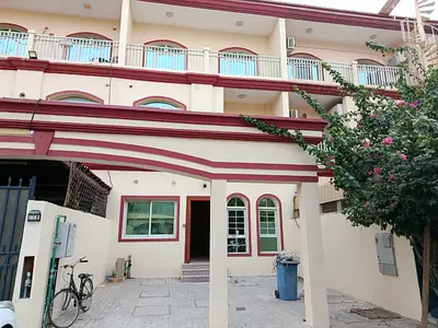 Townhouse with 4 bedrooms, 5 bathrooms, central air conditioning, 2 parking spaces, and spacious ar