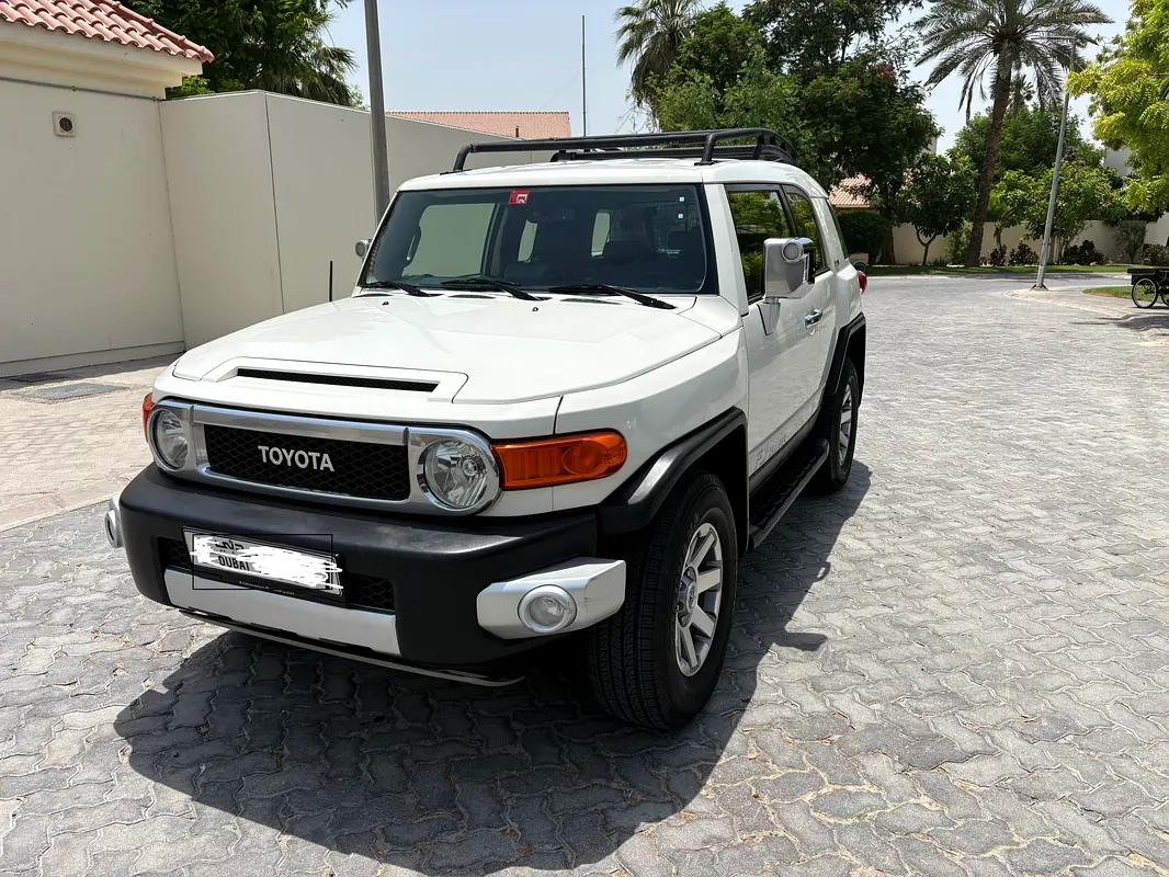 Toyota FJ Cruiser 2015 — photo 1 of 18