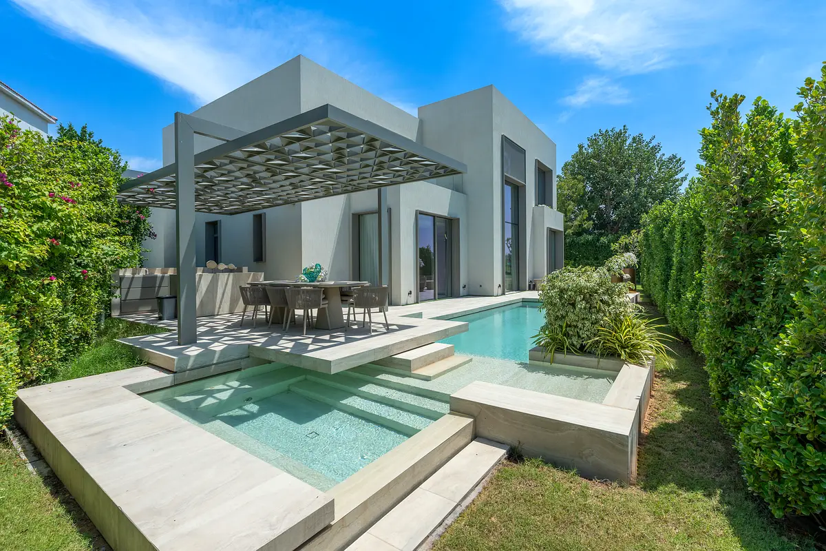 Ready-to-Move Lakefront Villa in Jumeirah Islands