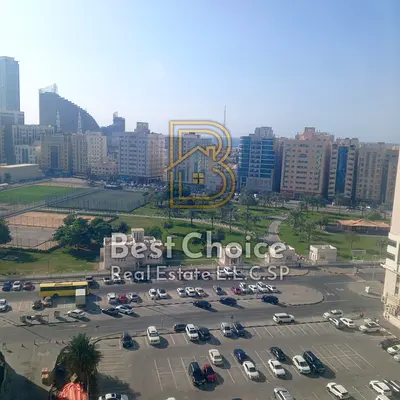 مكتب فاخر بإطلالة حديقة وبلكونة في المجاز 3