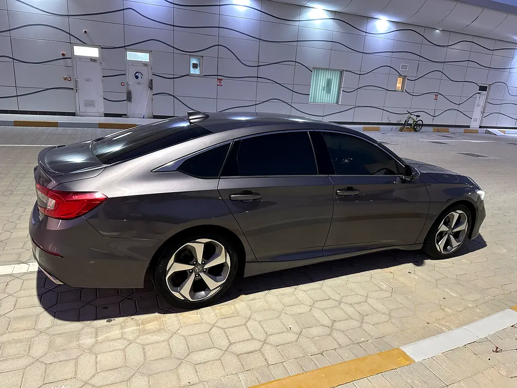 Honda Accord 2018 — photo 1 of 5