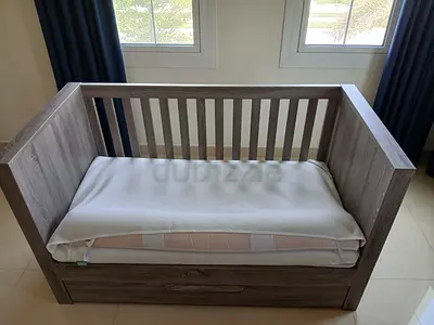 Franklin Mamas and Papas convertible crib to toddler bed with Storage Drawer - Good Condition