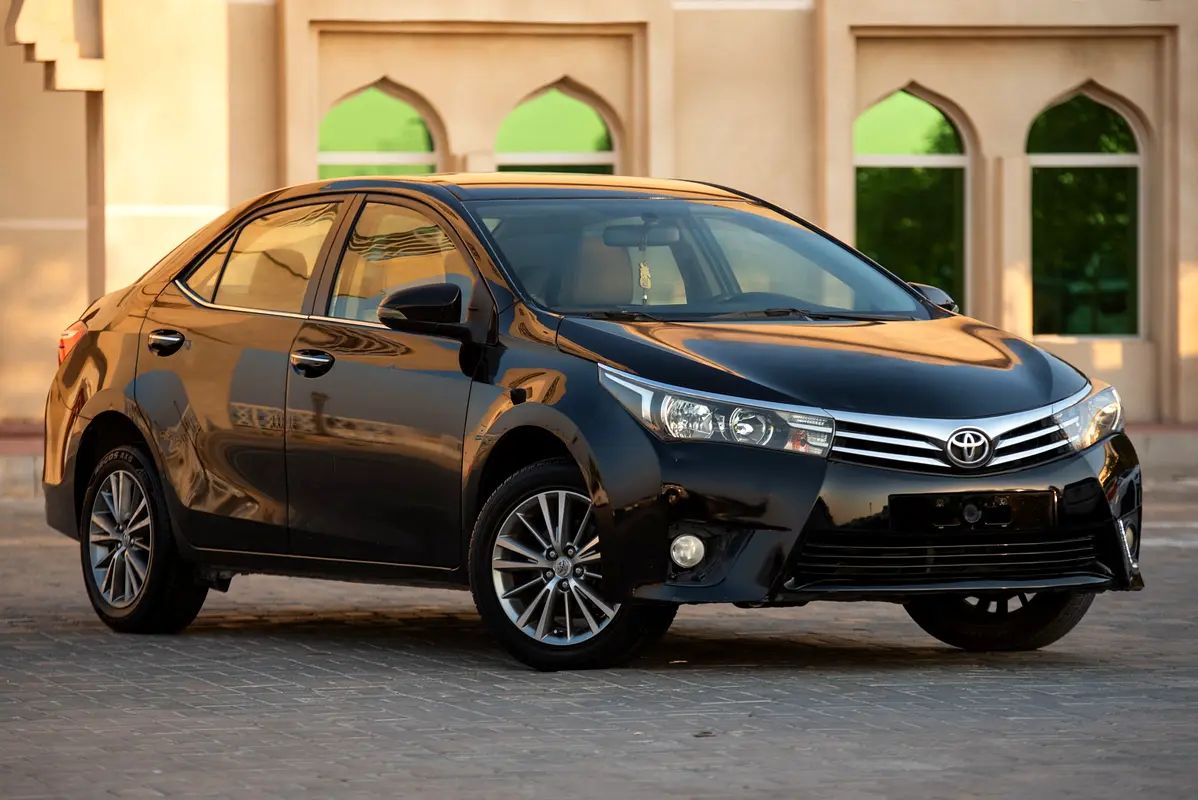 Toyota Corolla 2014 — photo 1 of 19
