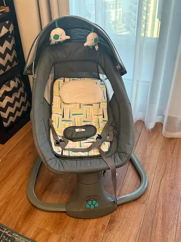 Mastela Baby swing/rocker with toy bar and canopy - excellent condition
