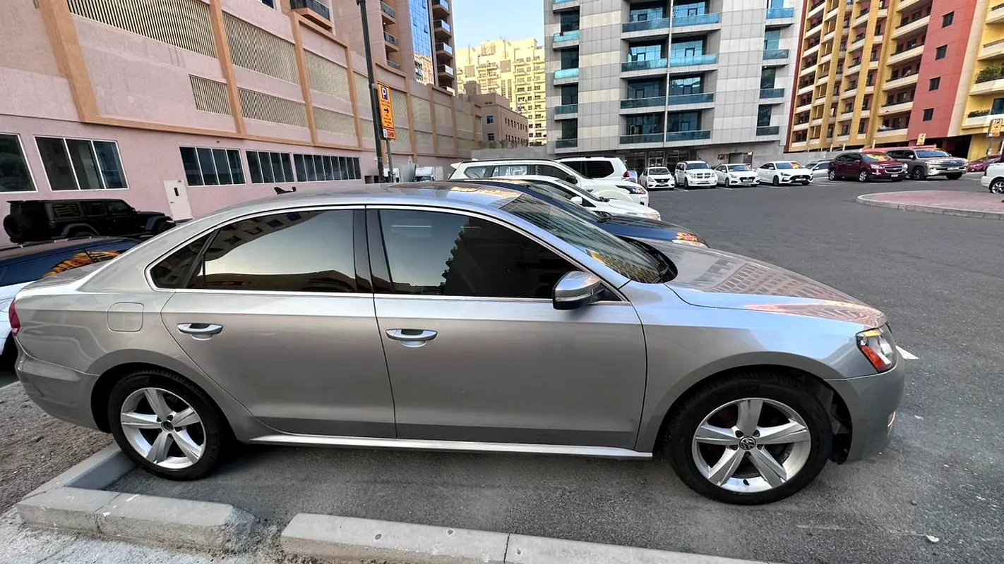 Volkswagen Passat 2013 — photo 1 of 9