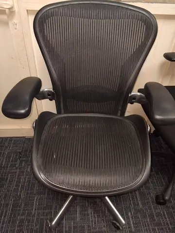 Herman Miller Aeron chair size B fully loaded