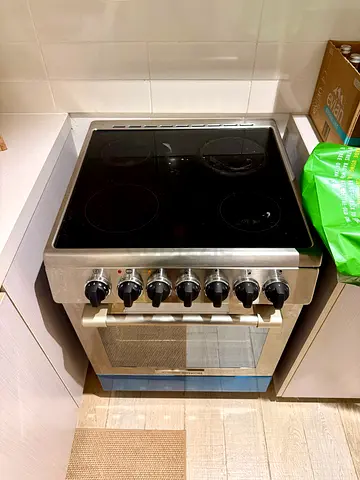 Used freestanding electric ceramic hob with oven