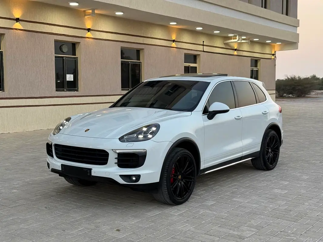 Porsche Cayenne 2015 — photo 1 of 15