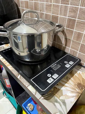 Portable Induction Cooktop with Stainless Steel Pot - Good Working Condition