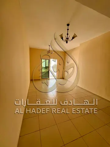 باركينج مجانًا – أجمل شقة غرفة وصالة في المجاز 3، مع بلكونة بإطلالة مفتوحة وتكييف وغاز مركزي وخزائن بالحائط .