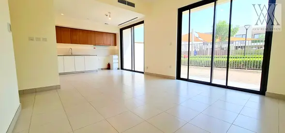 SINGLE ROW - NEAR LINEAR PARK - SPACIOUS UNIT