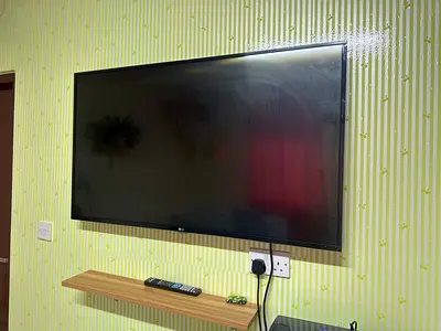LG 43-inch LED TV - wall-mounted, good working condition